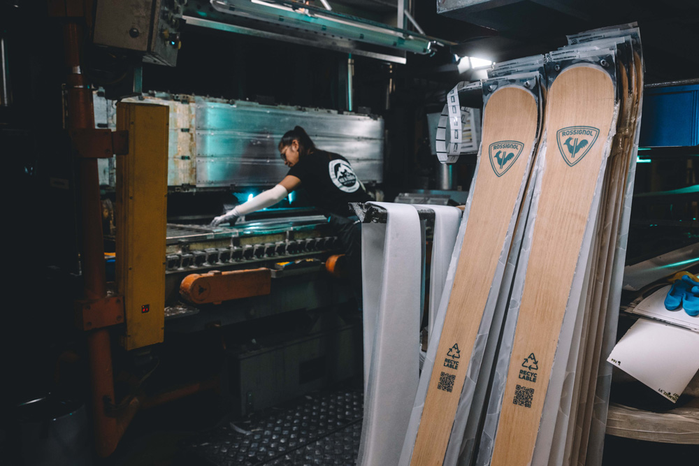 Creation of Essential skis in a workshop
