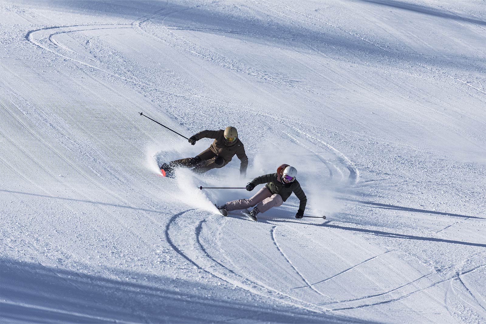 2 people skiing with a total Rossignol look