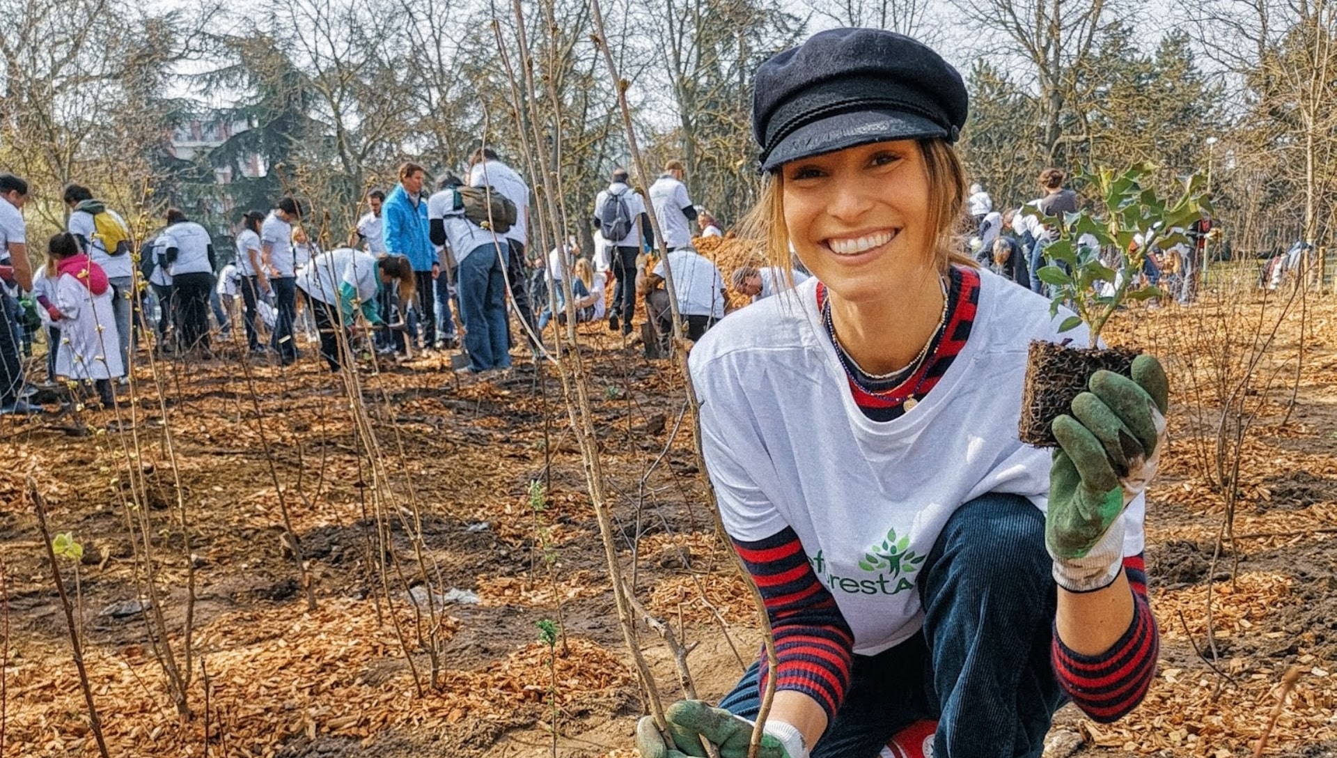 Photo d'une bénévole pour l'association Reforest'Action