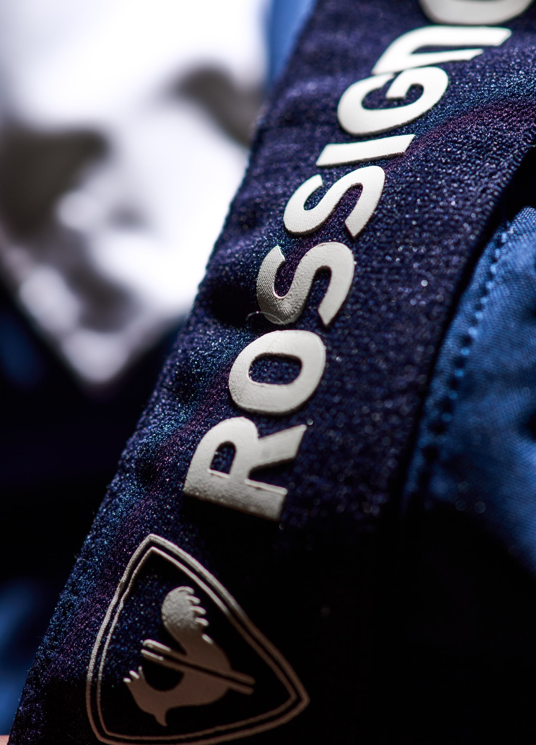 Zoom sur le logo Rossignol d'une veste de ski