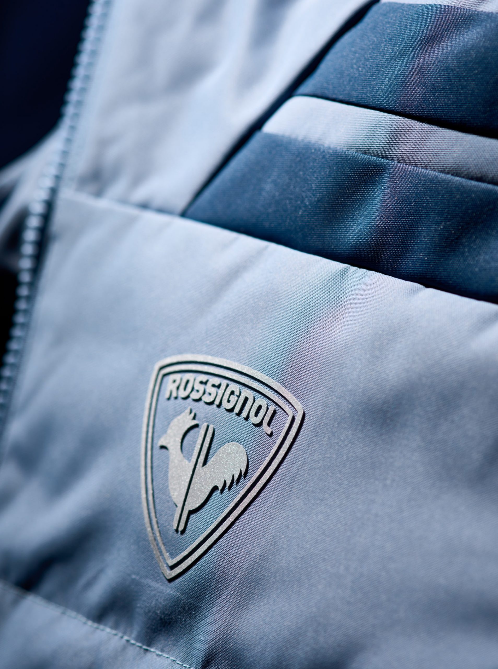 Zoom sur le logo Rossignol d'une veste de ski