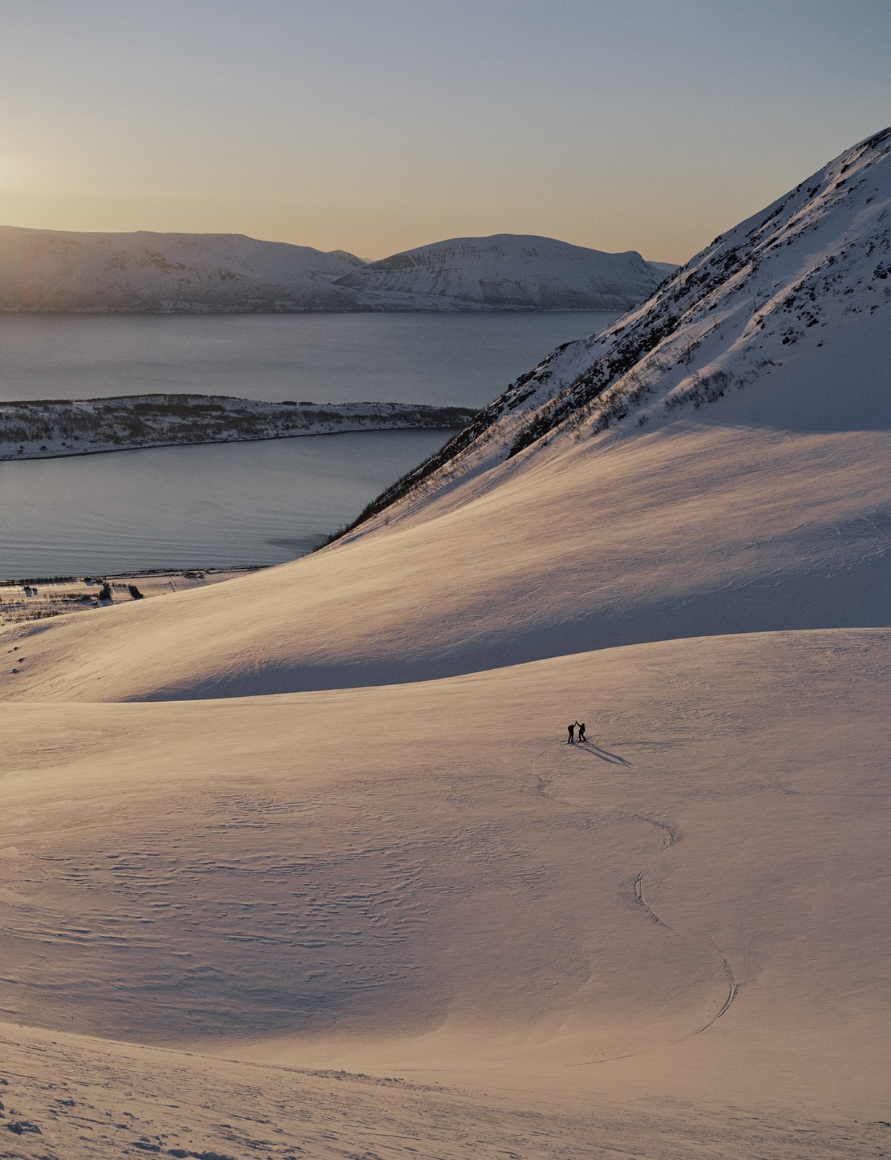 Piste de ski et coucher de soleil