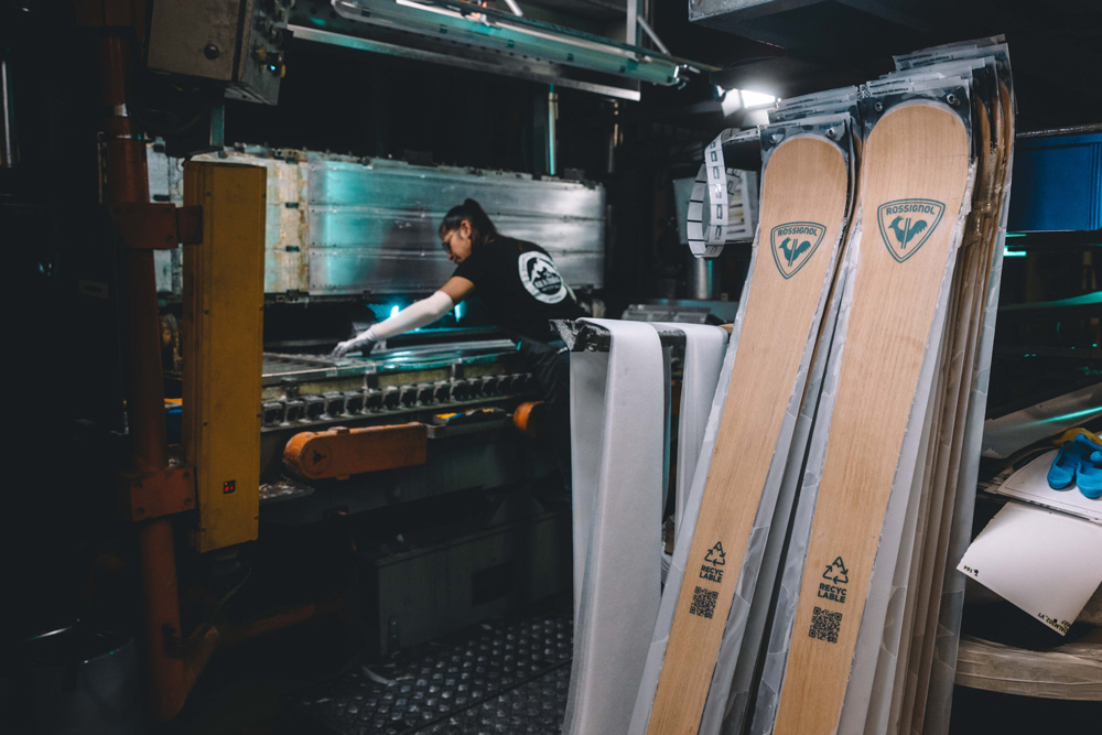 Création des skis Essential dans un atelier