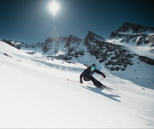 Skieur sur une piste de ski