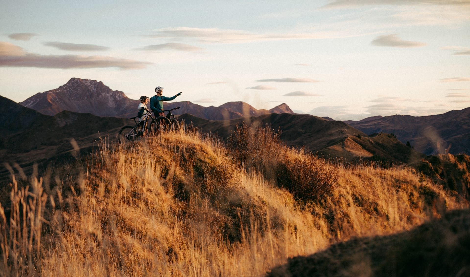 Deux cyclistes admirant le paysage