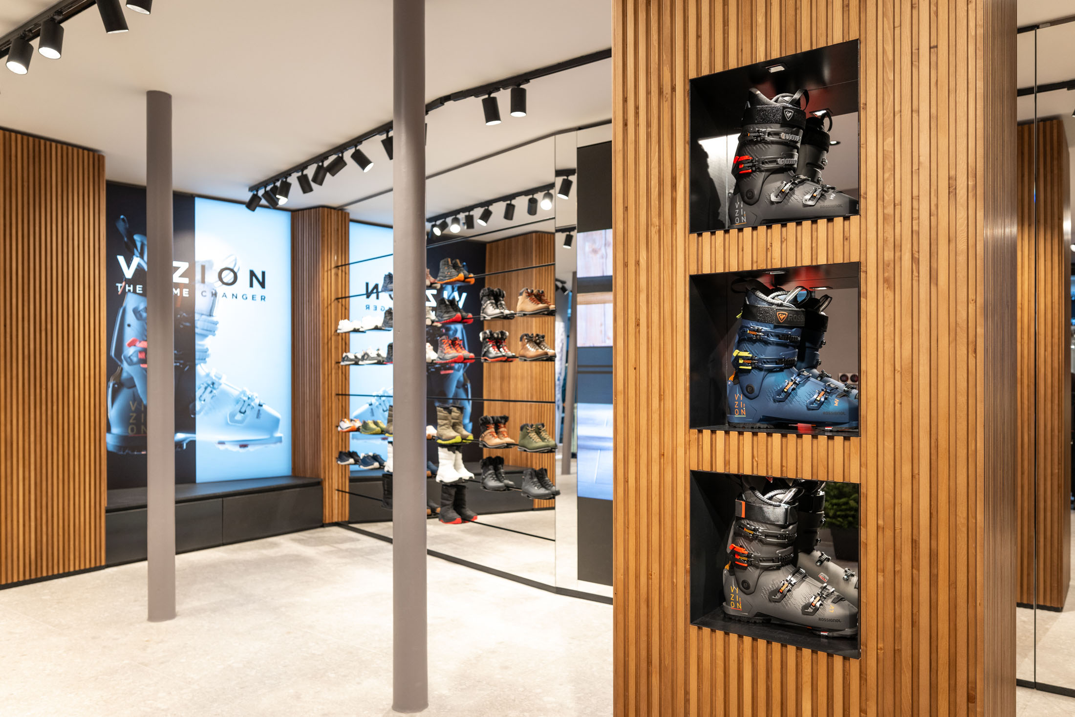 Image de l'intérieur d'une boutique Rossignol. On peut voir des chaussures de ski
