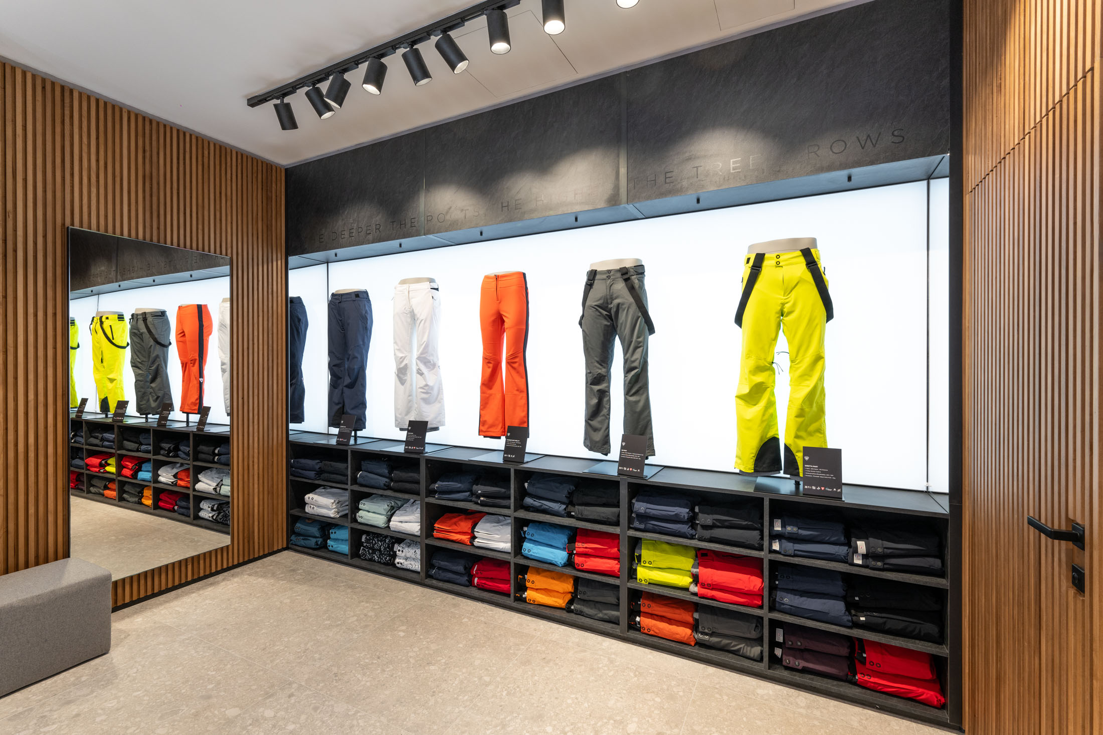 Mur de pantalons de ski Rossignol dans un magasin
