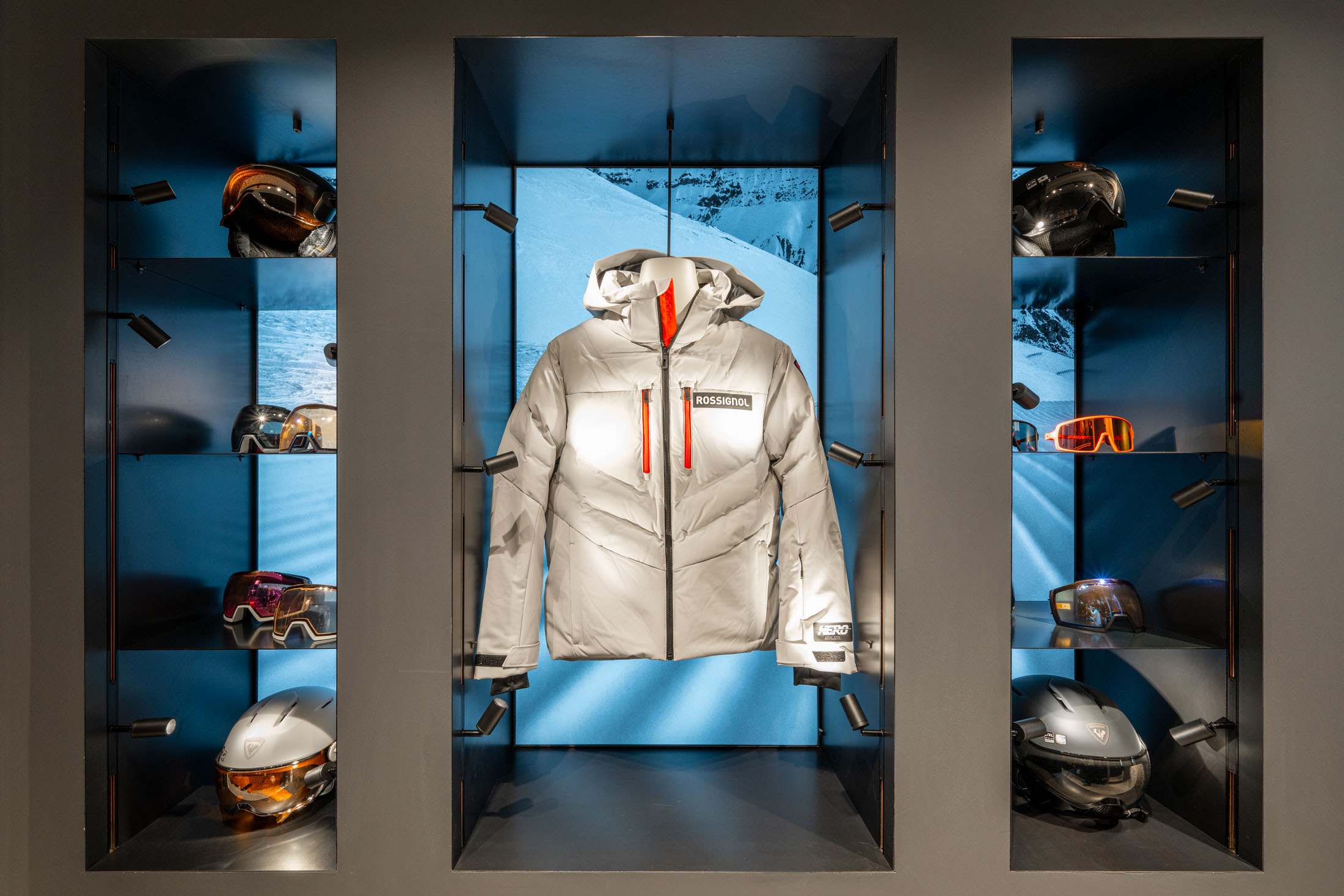Une veste Rossignol sur un portant