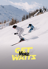 Deux personnes qui descendent les pistes en skiant. Il est écrit en bas de l'image "Get More Watts"