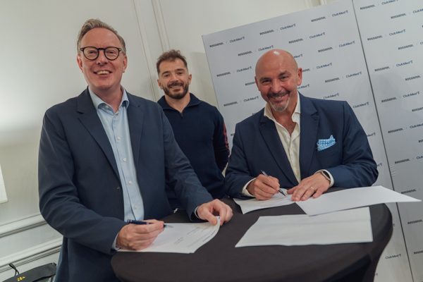 Vincent Wauters, Président du Groupe Rossignol, et Gino Andreetta, Directeur Général Resorts Europe-Afrique du Club Med, sigant le renouvellement de leur partenariat, On peut apercevoir Cyprien Sarrazin, double vainqueur de la mythique descente de Kitzbühel en 2024, en arrière plan.
