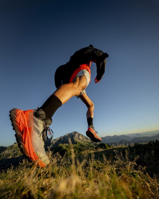 personne qui court dans la montagne, avec un gros plan focus sur la chaussure de trail Rossignol Vercor