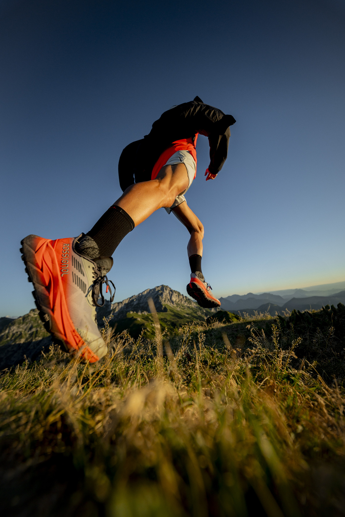 personne qui court dans la montagne, avec un gros plan focus sur la chaussure de trail Rossignol Vercor